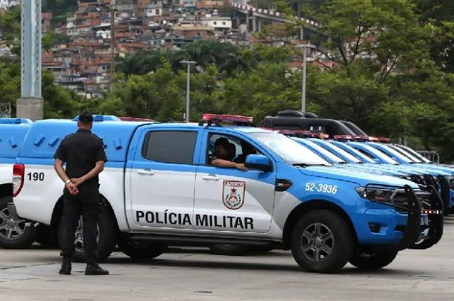 Imagem da noticia Homem morre após tiroteio e perseguição em frente à quadra da Mangueira (RJ)