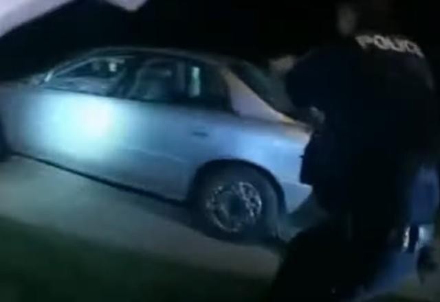 Vídeo mostra homem negro sendo baleado 60 vezes por policiais nos EUA