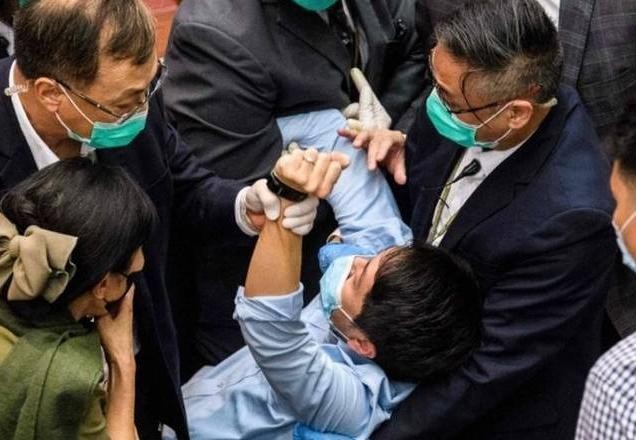 Sete políticos pró-democracia são detidos em Hong Kong