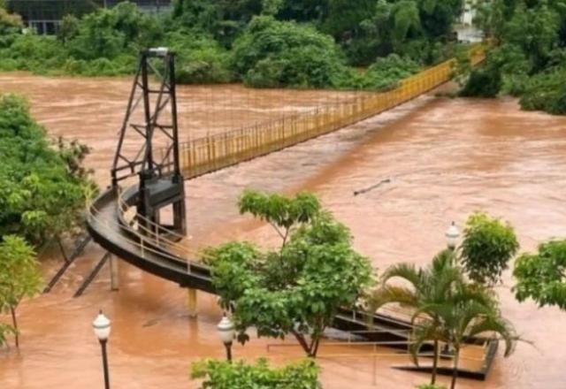 Imagem da noticia Rio Piracicaba transborda e rompe ponte pênsil em Nova Era (MG)