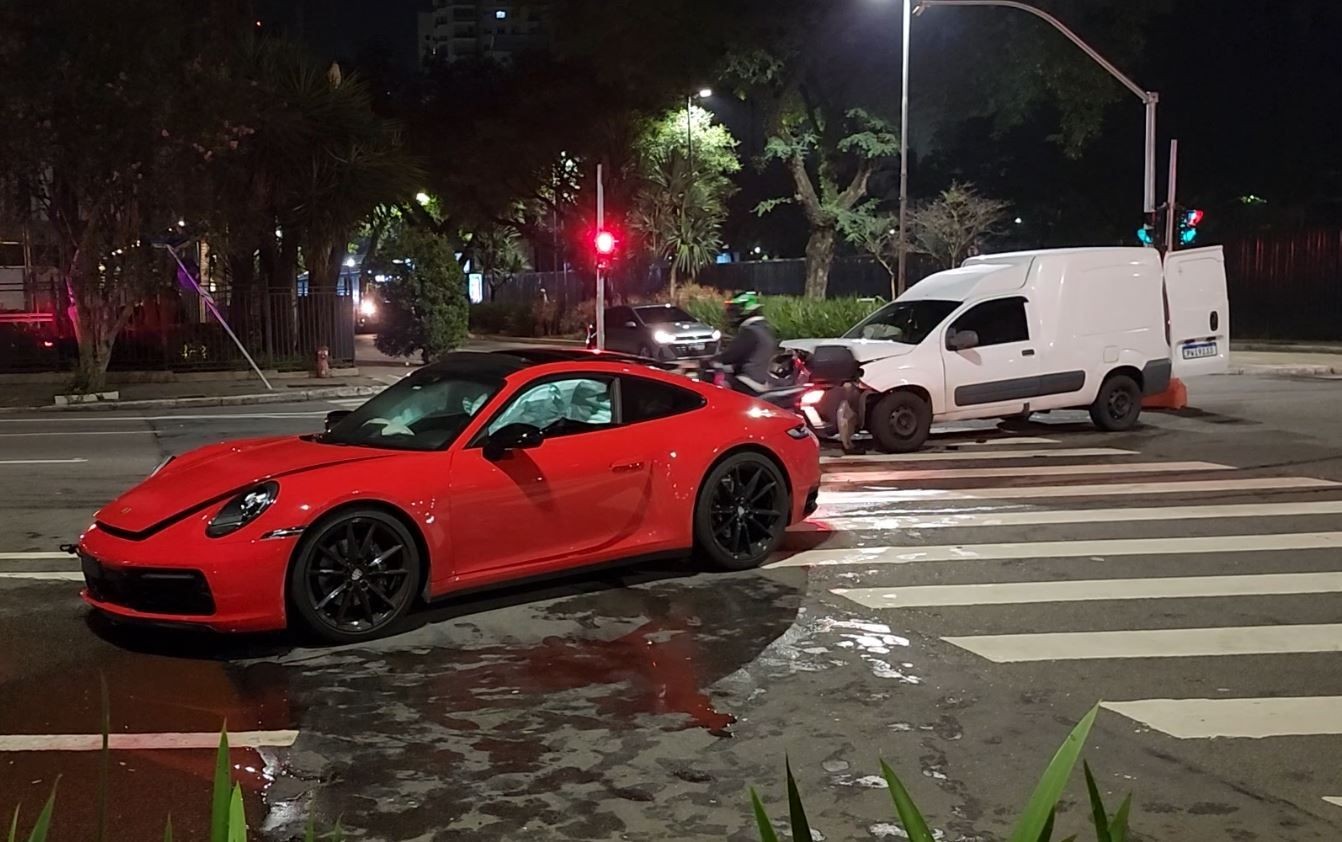 Imagem da noticia Porsche Carrera avaliada em R$ 950 mil se envolve em acidente na Zona Oeste de SP
