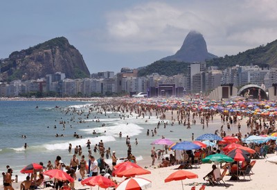 Fiscalização em quiosques e restaurantes em Copacabana encontra comida sem data de validade