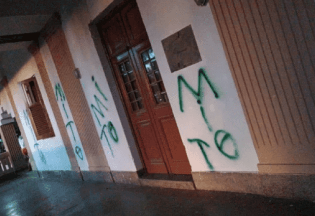 Imagem da noticia Prédio do MST é pichado com símbolo nazista e palavra 'mito'