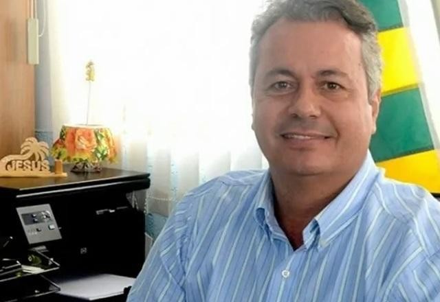 Prefeito que invadiu casa da ex é denunciado por tentativa de feminicídio