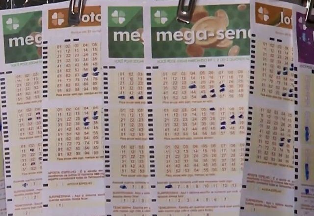 Funcionária escolhe números sorteados na Mega-Sena, mas fica sem o prêmio