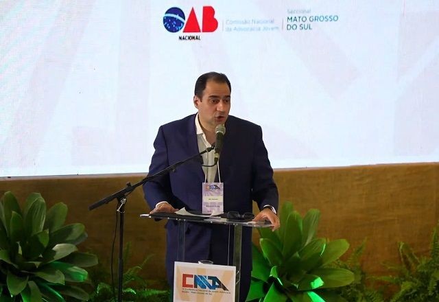 Presidente da OAB diz "vamos chegar lá" após grito de "fora, Xandão" em evento