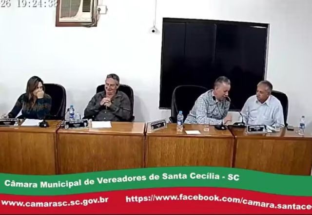 Vereador provoca suspensão de sessão após revelar que tomou cachaça em SC