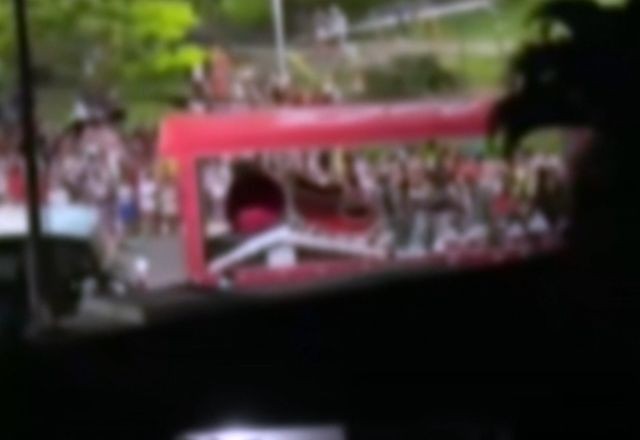 Imagem da noticia População se irrita com atraso e ataca Papai Noel com pedras e frutas em Salvador