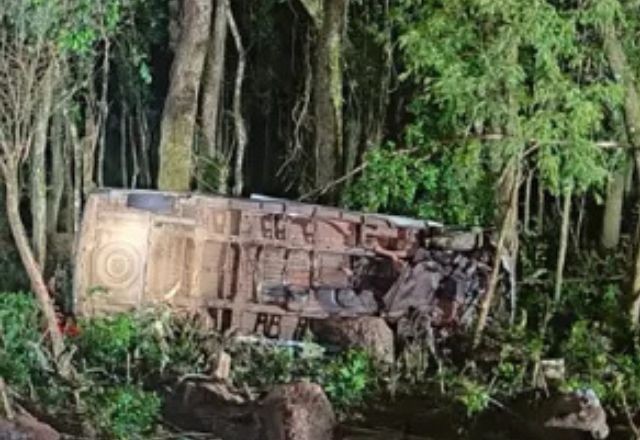 Imagem da noticia Músicos ficam feridos após acidente com van de banda em Santa Catarina