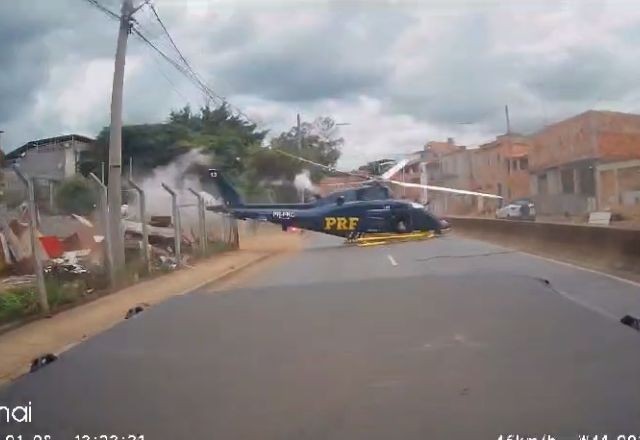 Imagem da noticia Vídeo: helicóptero da PRF faz pouso forçado e quase atinge veículo em BH