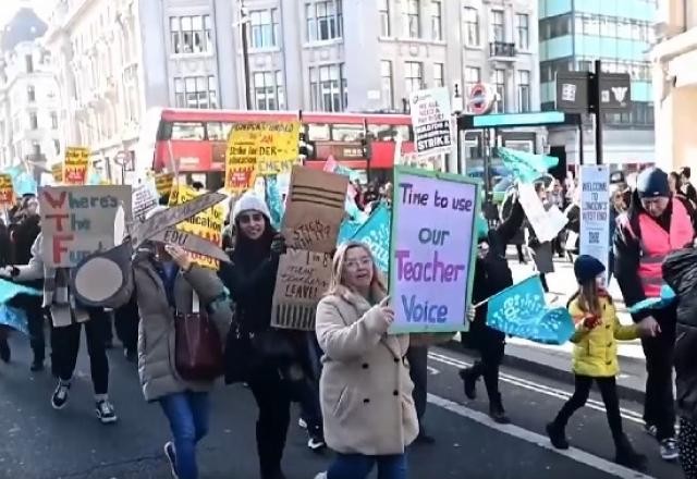 Imagem da noticia Meio milhão de trabalhadores protestam no Reino Unido por aumento salarial