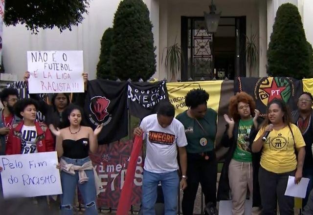 Imagem da noticia Vini Jr: ato contra o racismo reúne mais de 200 pessoas no consulado da Espanha