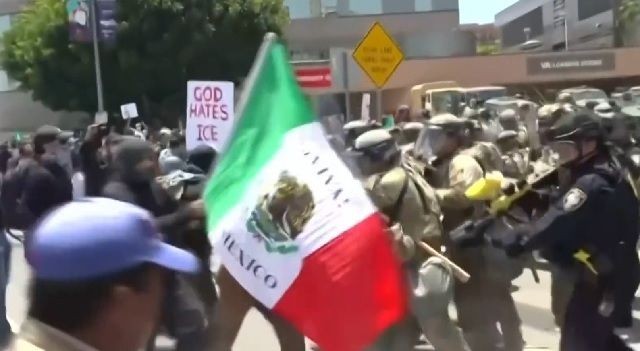 Imagem da noticia Protestos em Los Angeles se intensificam após Trump enviar Guarda Nacional
