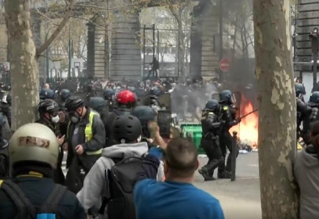 Imagem da noticia 11° dia de protestos na França tem confronto nas ruas