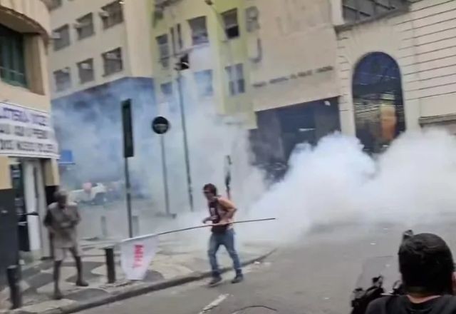 Imagem da noticia PM lança bombas e dispara tiros de borracha em protesto de professores do Rio