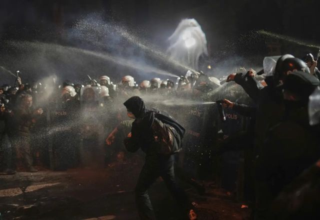 Imagem da noticia 343 pessoas são detidas em protestos contra a prisão do prefeito de Istambul