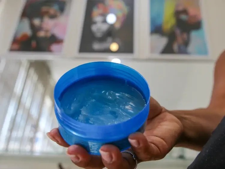 Imagem da noticia Anvisa proíbe a venda de 47 pomadas para cabelo; veja lista