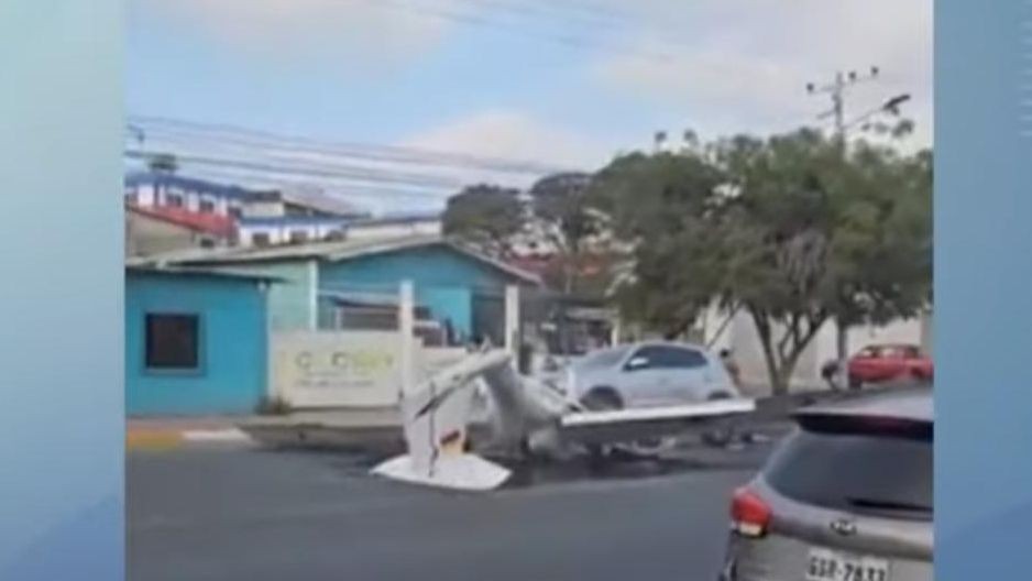Imagem da noticia Avião cai sobre carro em rua movimentada no Equador; duas pessoas morrem