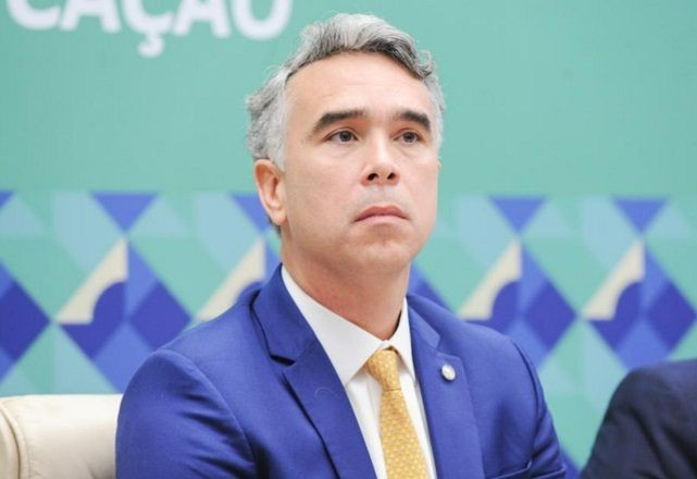 Imagem da noticia Presidente da bancada da educação defende proibição do uso de celulares nas escolas
