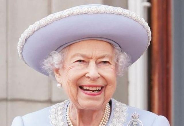 Imagem da noticia Rainha Elizabeth II usava celular da Samsung com dois contatos