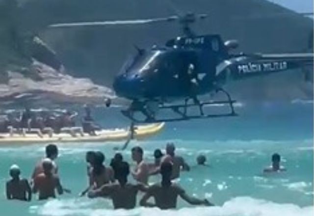 Imagem da noticia Fuzil de PM cai de helicóptero no mar e banhista devolve no Rio de Janeiro
