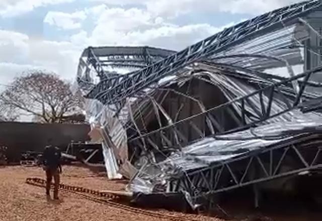 Redemoinho de poeira gigante derruba galpão em Goiás