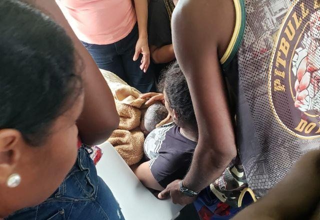 Imagem da noticia Mulher entra em trabalho de parto e dá à luz dentro de trem no RJ
