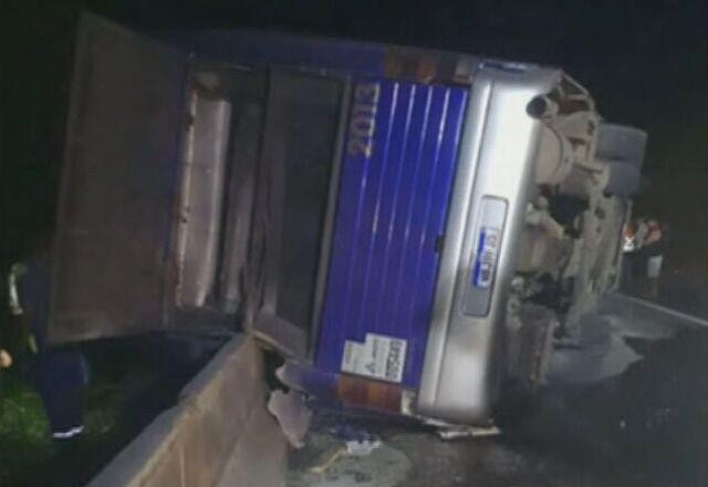 Ônibus tomba na Régis Bittencourt deixa 3 mortos e 26 feridos em SP