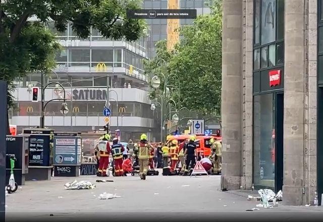 Carro atropela multidão e deixa um morto e vários feridos na Alemanha