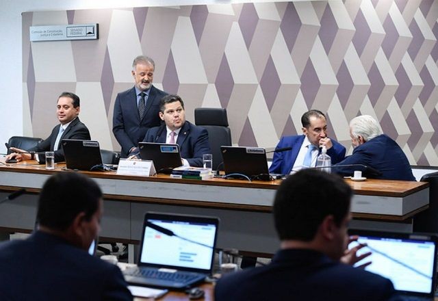 Imagem da noticia Projeto que reduz prazo de inelegibilidade de políticos é aprovado por comissão do Senado