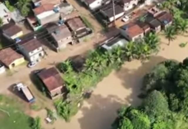 Imagem da noticia Chuva causa estragos e deixa moradores ilhados no grande Recife