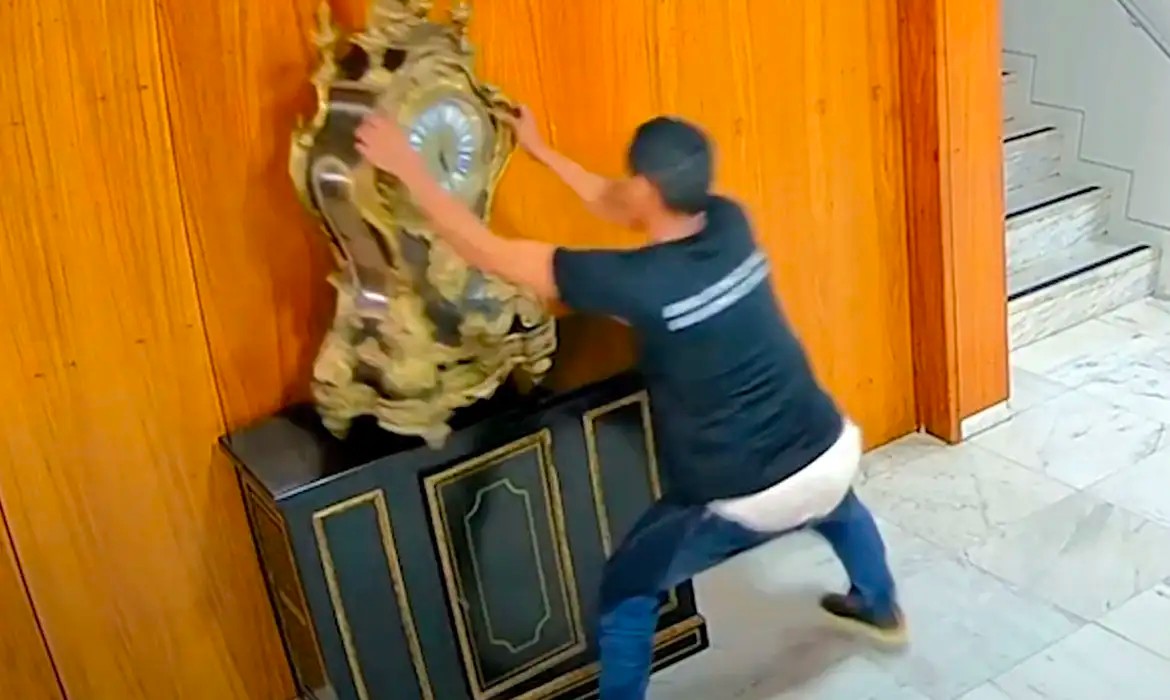 Imagem da noticia Moraes diminui pena de condenado por quebrar relógio no 8 de janeiro