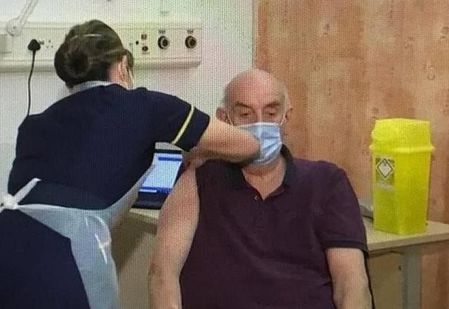 Senhor de 82 anos é o primeiro a receber a vacina da AstraZeneca no Reino Unido