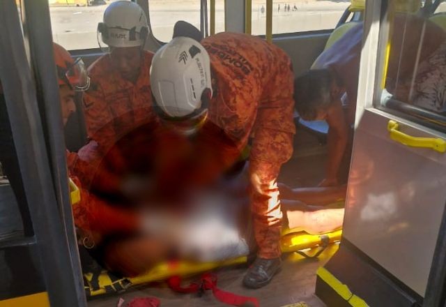 Imagem da noticia Mulher morre após ser esfaqueada em assalto dentro de ônibus do BRT no Rio