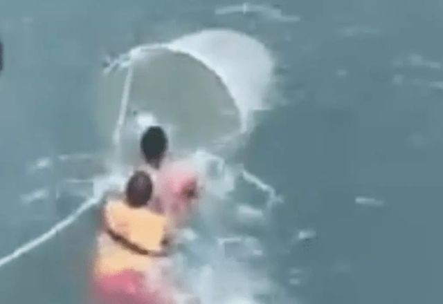 Imagem da noticia Vídeo: homens são 'pescados' por cesto e resgatados do mar no litoral de São Paulo