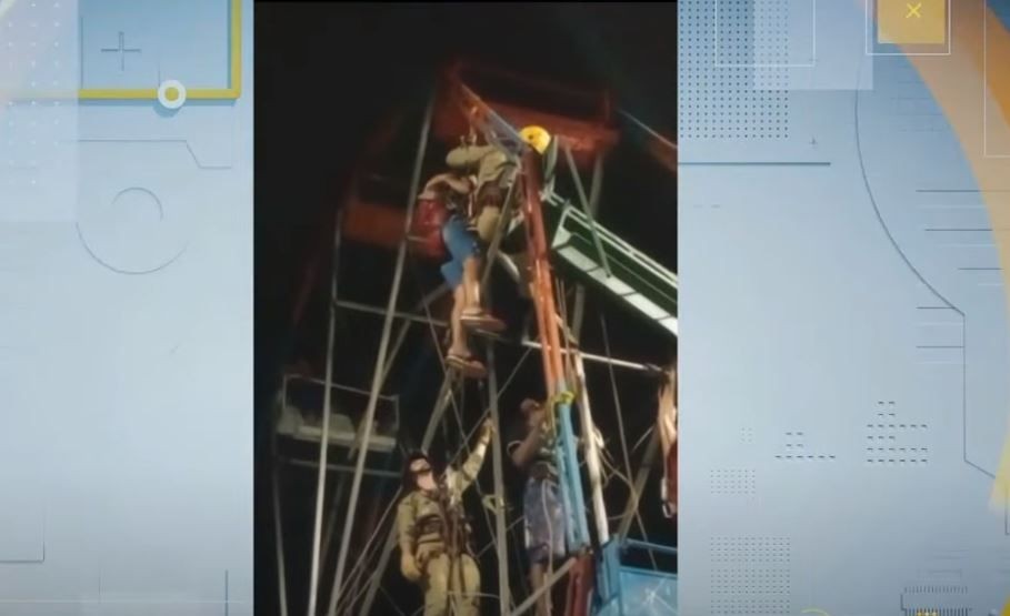 Imagem da noticia Cadeira de roda-gigante quebra e crianças são resgatadas por bombeiros