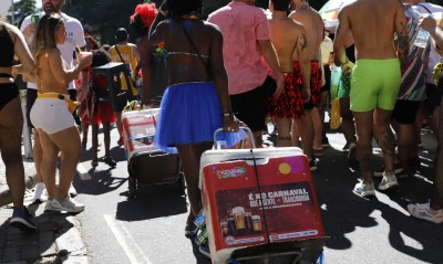 Carnaval 2026: entenda os riscos da mistura de bebidas alcoólicas e medicamentos