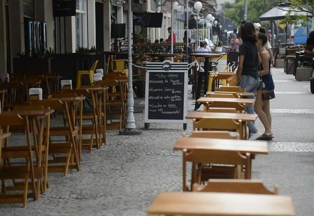 Comissão aprova projeto que obriga restaurantes a terem cartaz ensinando manobra de desengasgo