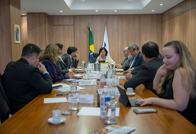 Imagem da noticia Intenção é revisar lista dos municípios selecionados para receber vacina da dengue, diz ministra