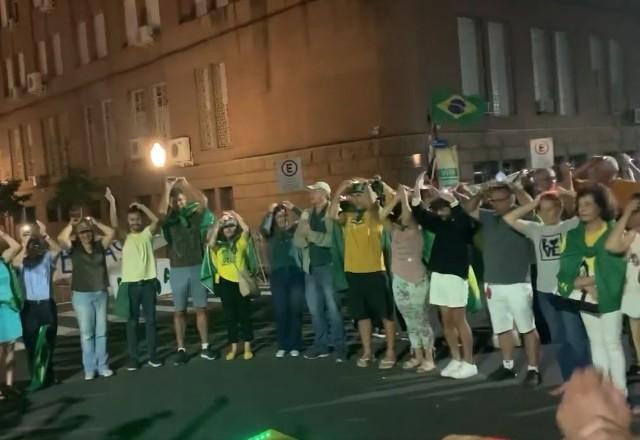 Imagem da noticia Intervenção alienígena? "Ritual" de bolsonaristas viraliza nas redes sociais