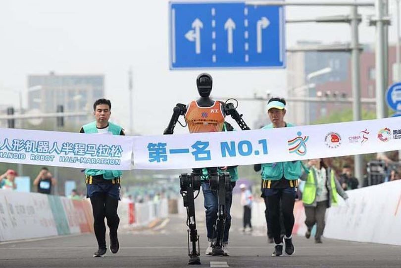 Imagem da noticia Primeira meia-maratona do mundo com robôs humanoides é realizada em Pequim