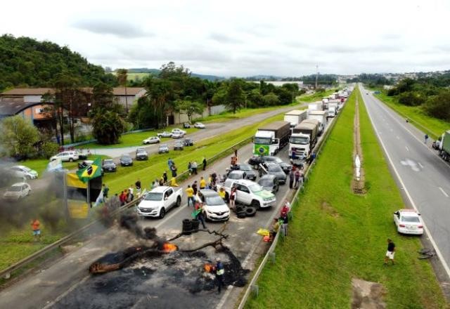 Imagem da noticia Governadores aliados de Bolsonaro pedem fim de bloqueios por caminhoneiros