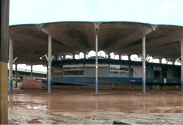 Após recuo da água, começa a limpeza da Estação Rodoviária de Porto Alegre