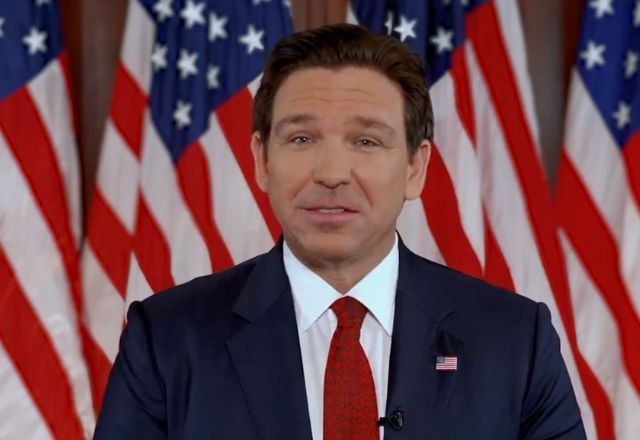 Imagem da noticia Ron DeSantis desiste de candidatura à presidência dos Estados Unidos e declara apoio a Trump