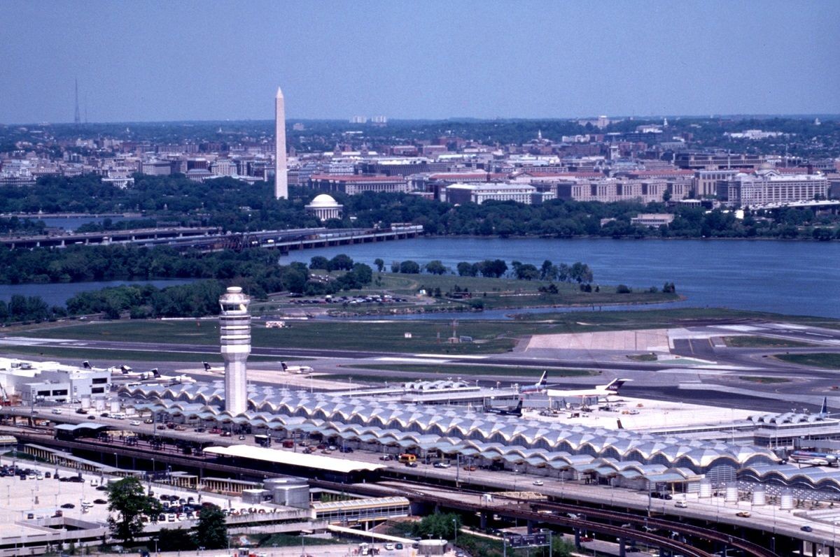 Imagem da noticia Voo comercial e jato militar dos EUA desviam de colisão potencial em aeroporto de Washington