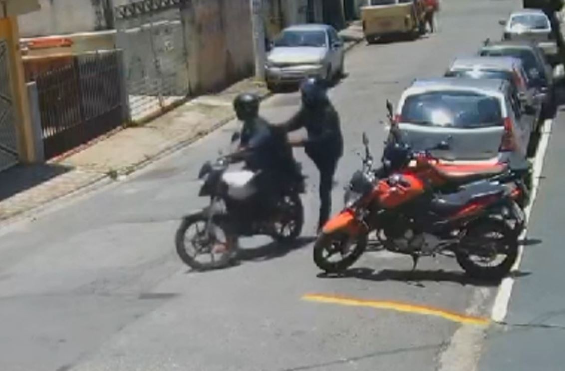 Imagem da noticia Dono rastreia moto furtada, encontra veículo desmontado e ajuda a deter comerciante