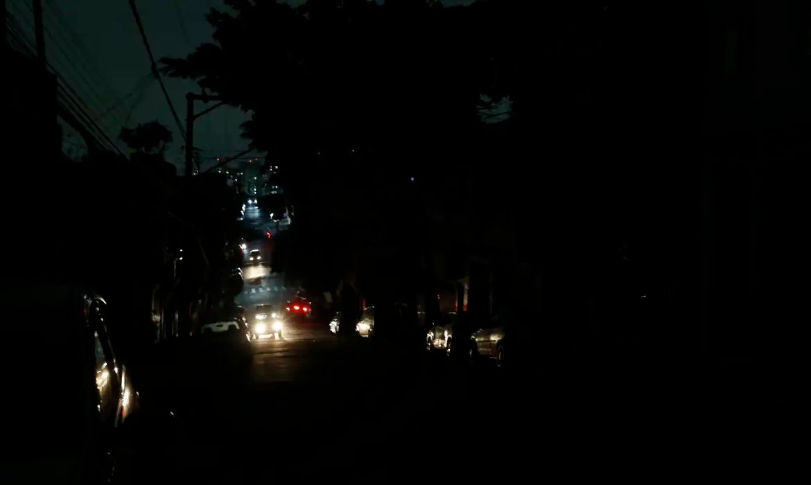 Imagem da noticia SBT News na TV: Mais de 600 mil moradores seguem sem luz em SP