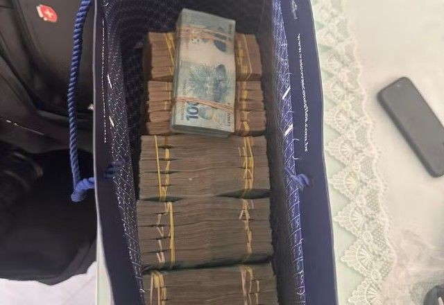 Imagem da noticia Primo de Elmar Nascimento, vereador tenta despistar polícia jogando sacola cheia de dinheiro pela janela