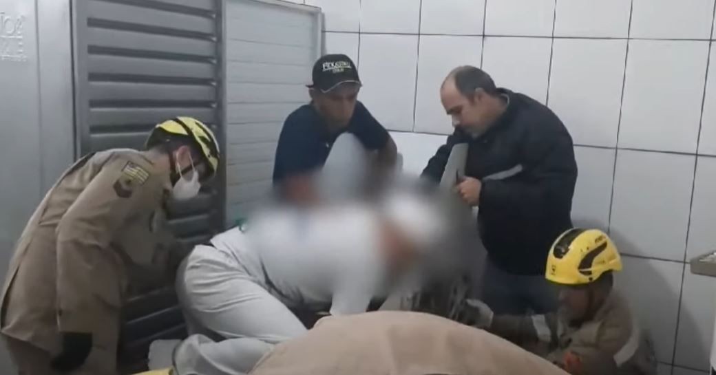 Imagem da noticia Bombeiros precisam cortar máquina no meio após padeiro ficar com mão presa
