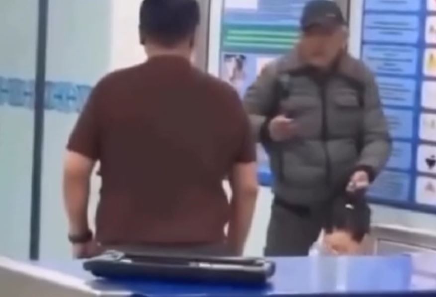 Imagem da noticia Ex-boxeador troca de lugar com refém e desarma agressor em aeroporto do Cazaquistão
